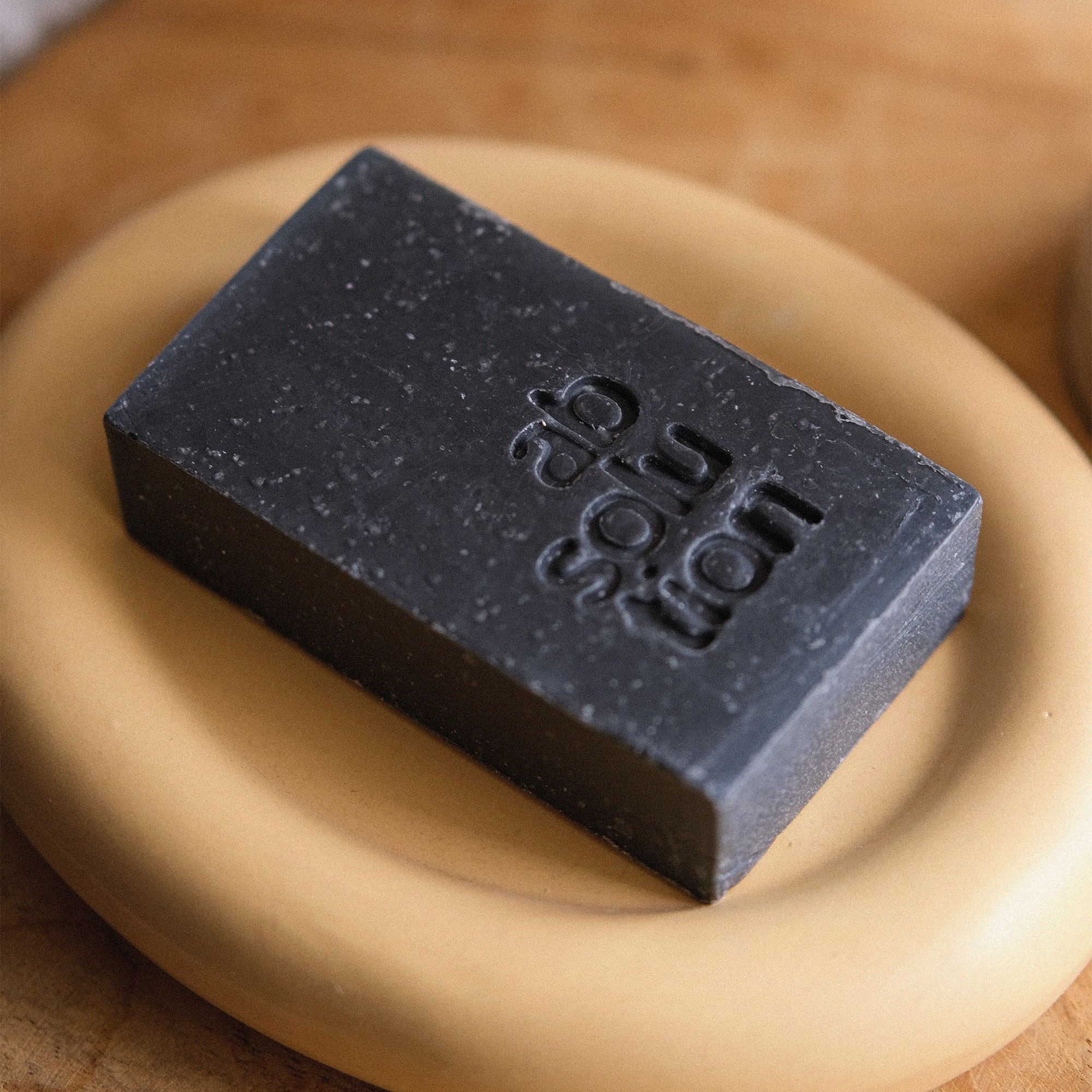absolution-corps-le-savon-noir-seife-aktivkohle-fest image 2