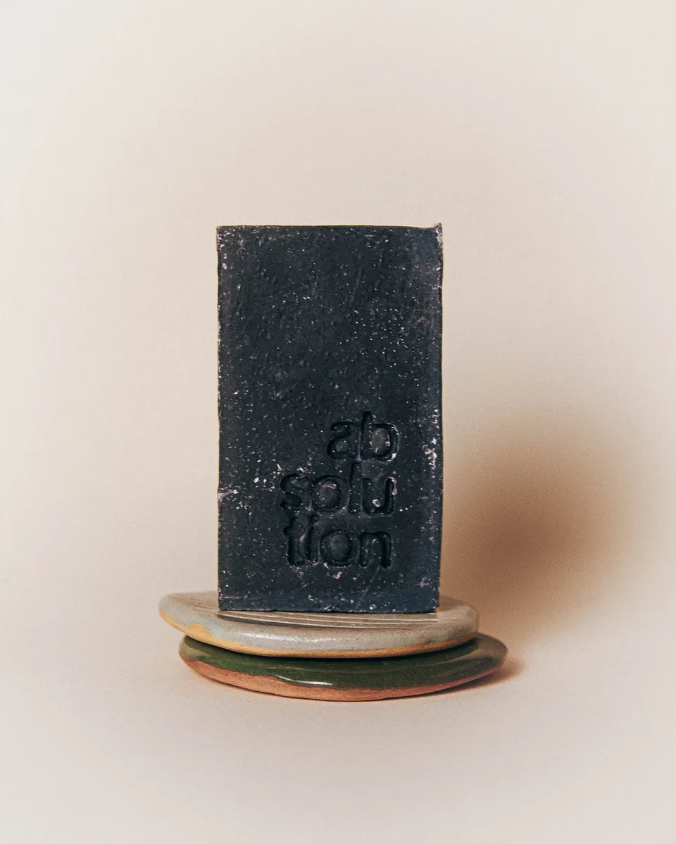 absolution-corps-le-savon-noir-seife-aktivkohle-fest image 1