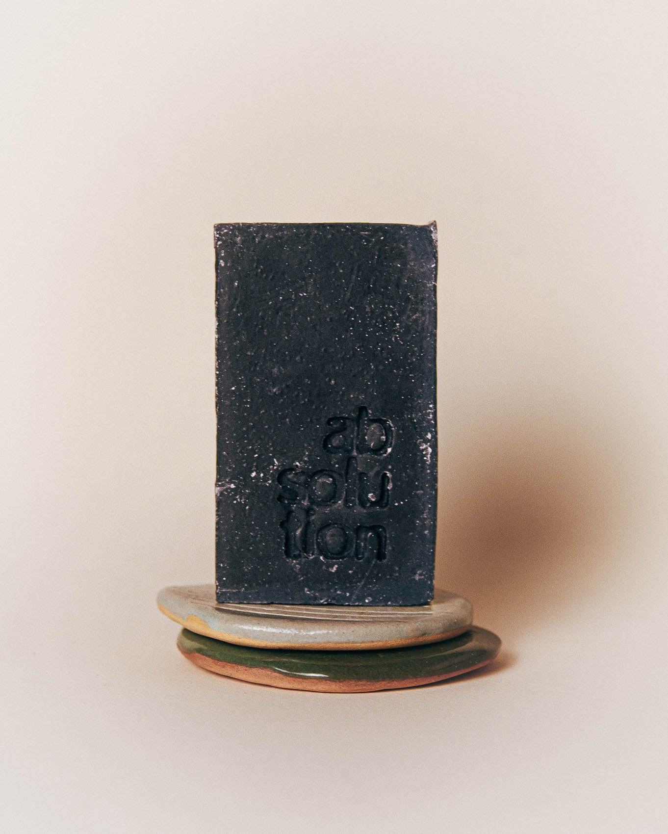 absolution-corps-le-savon-noir-seife-aktivkohle-fest image 1