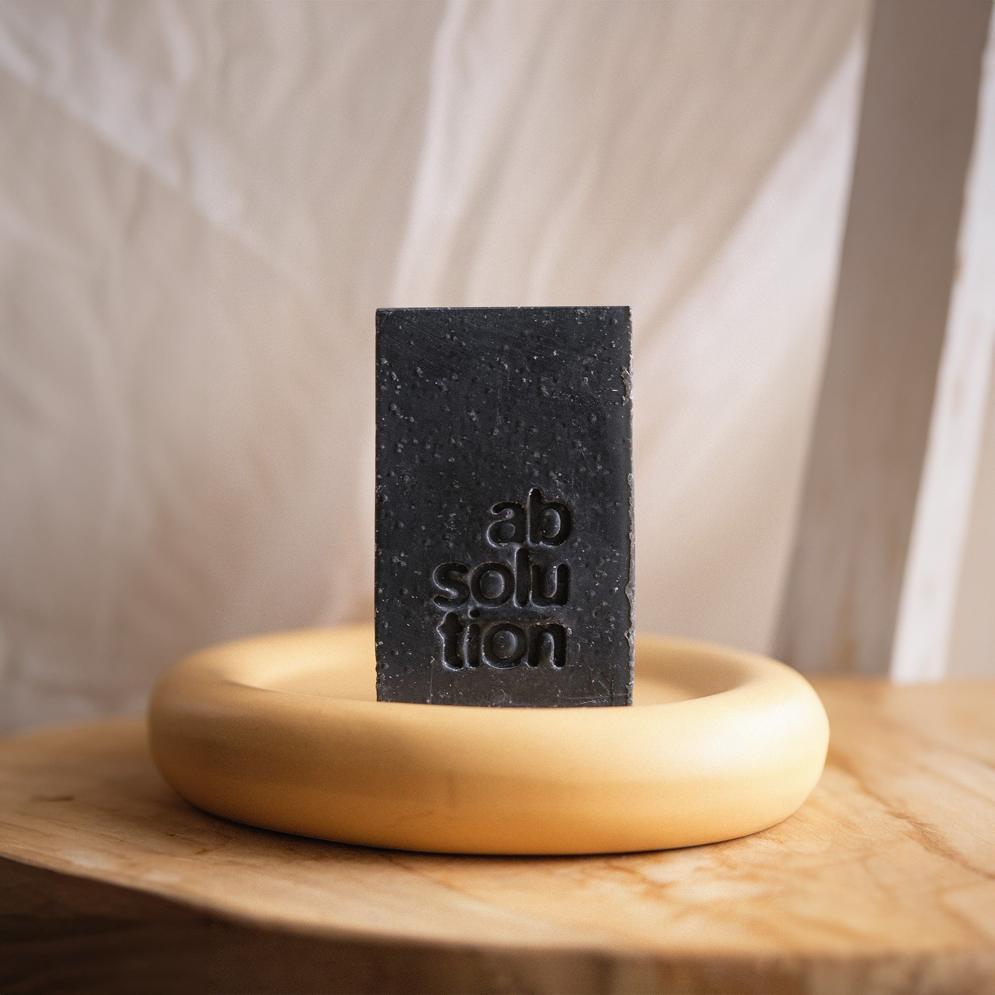 absolution-corps-le-savon-noir-seife-aktivkohle-fest image 3